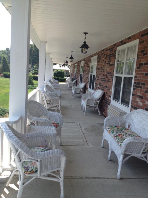 Colonel Williams Resort And Suites Lake George Room photo