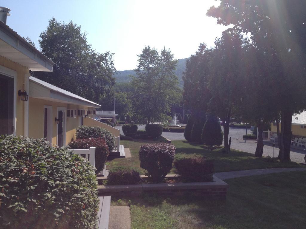 Colonel Williams Resort And Suites Lake George Room photo