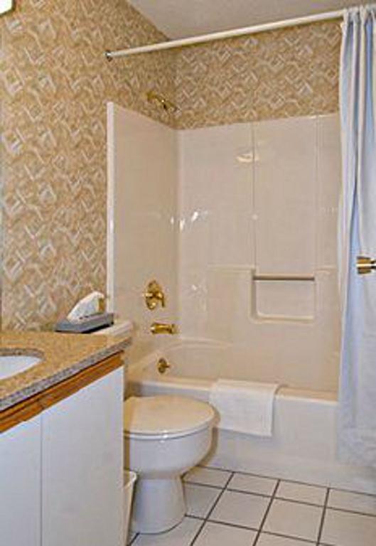 Colonel Williams Resort And Suites Lake George Room photo