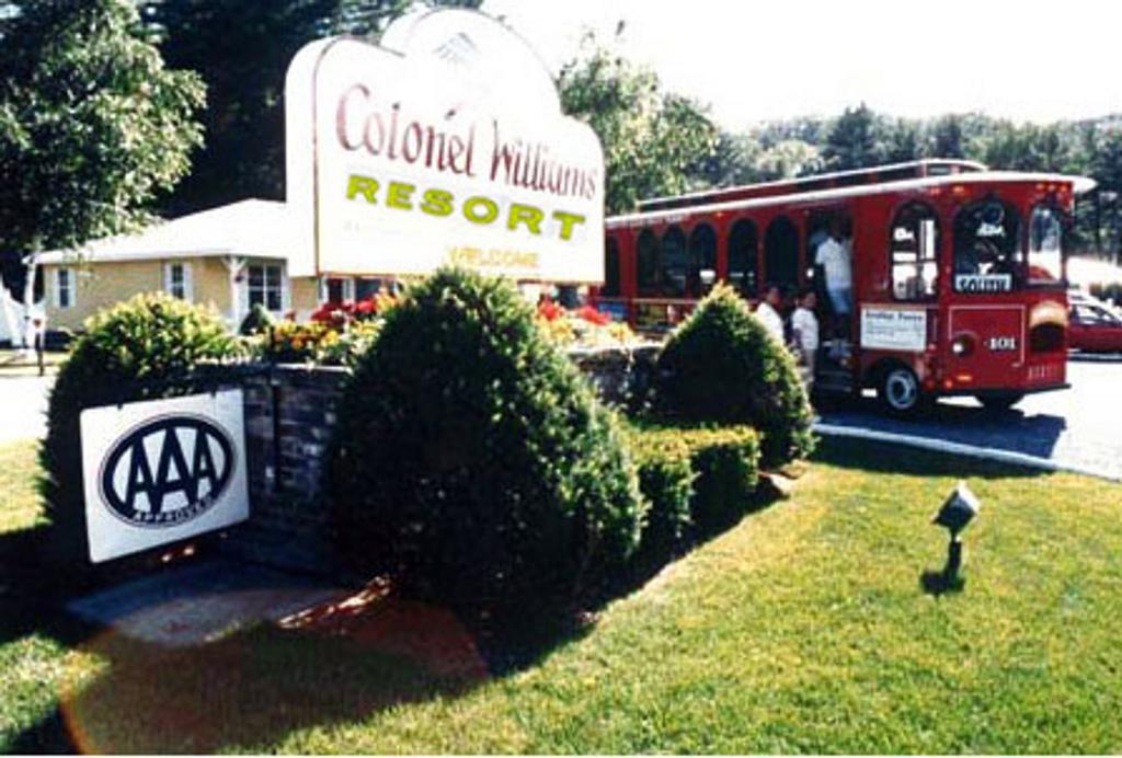 Colonel Williams Resort And Suites Lake George Exterior photo