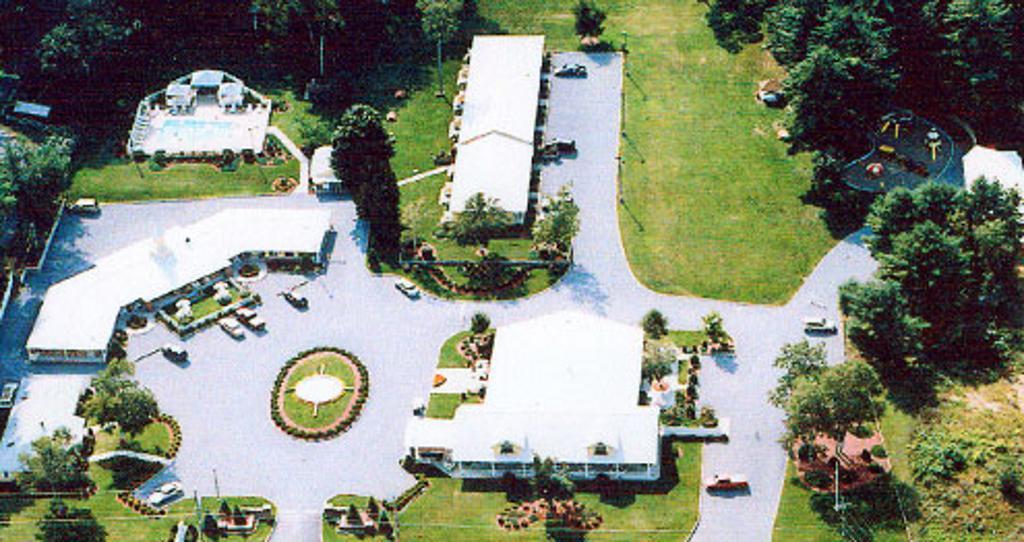 Colonel Williams Resort And Suites Lake George Exterior photo