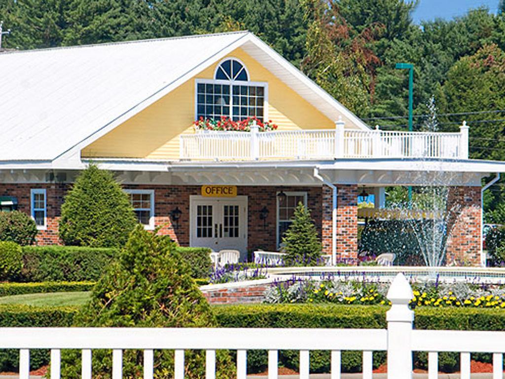 Colonel Williams Resort And Suites Lake George Exterior photo