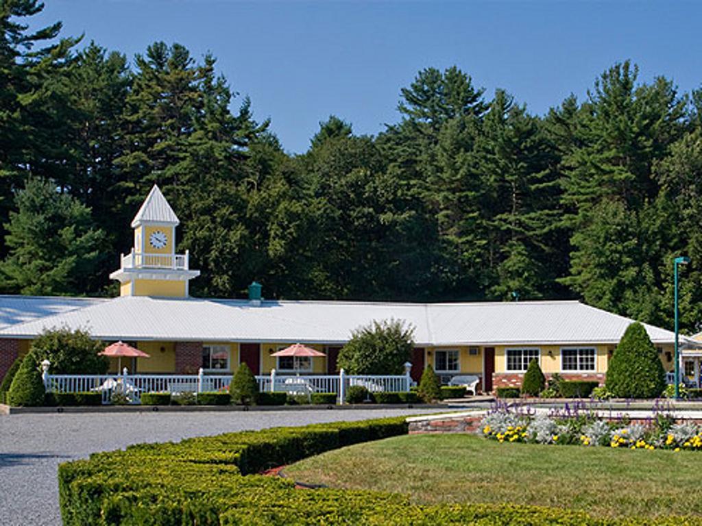 Colonel Williams Resort And Suites Lake George Exterior photo