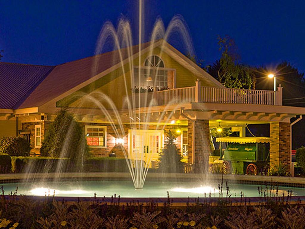 Colonel Williams Resort And Suites Lake George Exterior photo