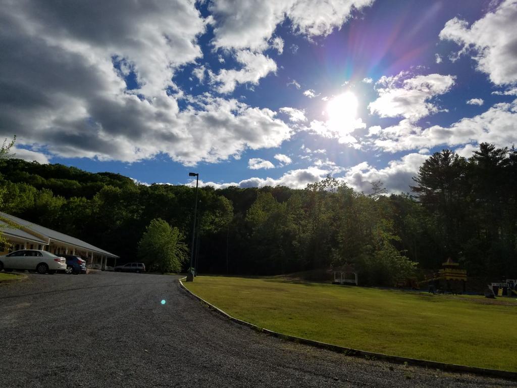 Colonel Williams Resort And Suites Lake George Exterior photo