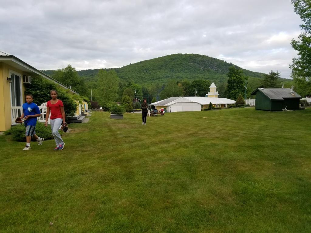 Colonel Williams Resort And Suites Lake George Exterior photo